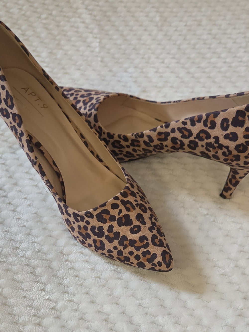 NWOB Apt. 9 women's pointed-toe pumps in leopard print. 10 medium. Memory foam